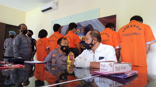 Waka Polres Tabanan Kompol Doddy Monza (duduk sebelah kiri) press realese pengungkapan kasus narkotika dengan tersangka sebanyak lima orang, Selasa (26/4/22).