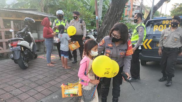 Aksi penertiban gepeng di kawasan Kuta, Bali. (Dok. Polresta Denpasar)