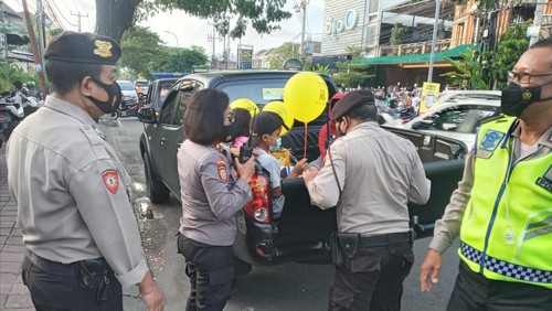 Aksi penertiban gepeng di kawasan Kuta, Bali. (Dok. Polresta Denpasar)