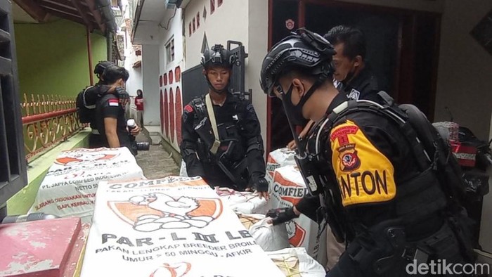Penggerebekan gudang petasan di Tasikmalaya. Penggerebekan gudang petasan di Tasikmalaya.