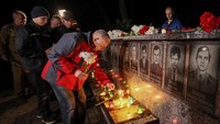 Mereka mendedikasikan penghormatan tersebut untuk para petugas pemadam kebakaran dan pekerja yang telah berkontribusi dalam menangani bencana nuklir Chernobyl, 36 tahun silam.