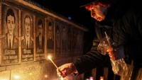 Warga menggelar kebaktian di memorial petugas korban bencana nuklir Chernobyl di tengah invasi Rusia ke Ukraina.
