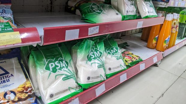 Penjualan gula pasir di Alfamart, Jakarta, Selasa (26/4/2022). (CNBC Indonesia/ Emir Yanwardhana)