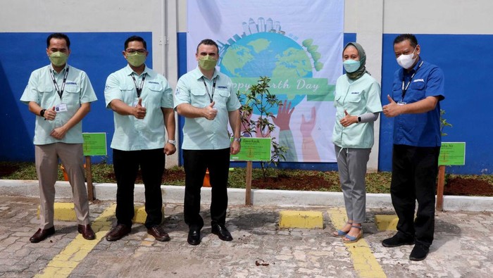 President Director Brinks Solutions Indonesia  David Maksud ikut menanam pohon dalam rangka memperingati Hari Bumi tahun 2022 di area sekitar kantor Cabang Brinks Lebak Bulus, Jakarta, Selasa (26/4/2022).