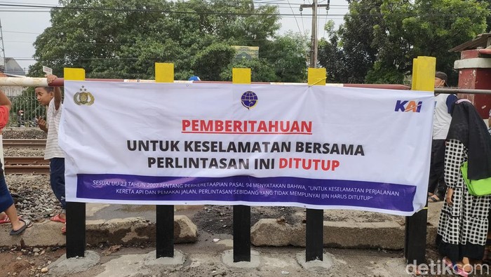 Perlintasan sebidang di Depok ditutup