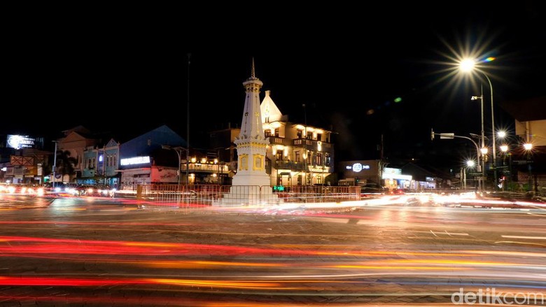 Tugu Jogja menjadi salah satu spot favorit pegiat fotografi. Lampu-lampu jalanan hingga kendaraan bisa menjadi kanvas untuk melukis cahaya di Tugu Jogja.