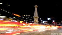 Cahaya lampu jalanan, bangunan, hingga kendaraan yang melintas di sekitar Tugu Jogja bisa menjadi sarana melukis cahaya di landmark ikonik ini.