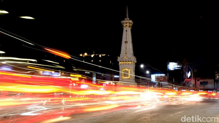 Tugu Jogja menjadi salah satu spot favorit pegiat fotografi. Lampu-lampu jalanan hingga kendaraan bisa menjadi 'kanvas' untuk melukis cahaya di Tugu Jogja.
