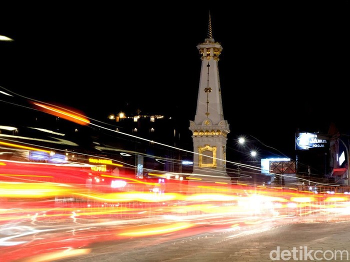 Tugu Jogja menjadi salah satu spot favorit pegiat fotografi. Lampu-lampu jalanan hingga kendaraan bisa menjadi kanvas untuk melukis cahaya di Tugu Jogja.