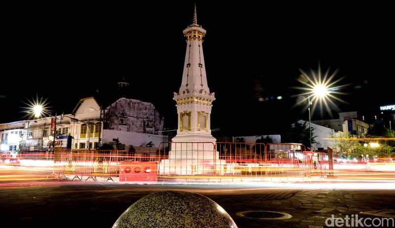 Tugu Jogja menjadi salah satu spot favorit pegiat fotografi. Lampu-lampu jalanan hingga kendaraan bisa menjadi 'kanvas' untuk melukis cahaya di Tugu Jogja.