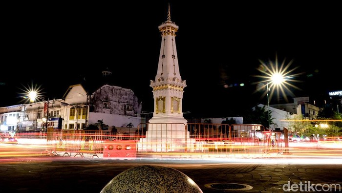 Tugu Jogja menjadi salah satu spot favorit pegiat fotografi. Lampu-lampu jalanan hingga kendaraan bisa menjadi kanvas untuk melukis cahaya di Tugu Jogja.