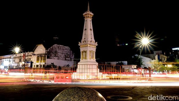 Tugu Jogja menjadi salah satu spot favorit pegiat fotografi. Lampu-lampu jalanan hingga kendaraan bisa menjadi 'kanvas' untuk melukis cahaya di Tugu Jogja.