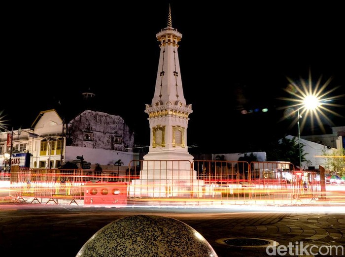 Tugu Jogja menjadi salah satu spot favorit pegiat fotografi. Lampu-lampu jalanan hingga kendaraan bisa menjadi kanvas untuk melukis cahaya di Tugu Jogja.