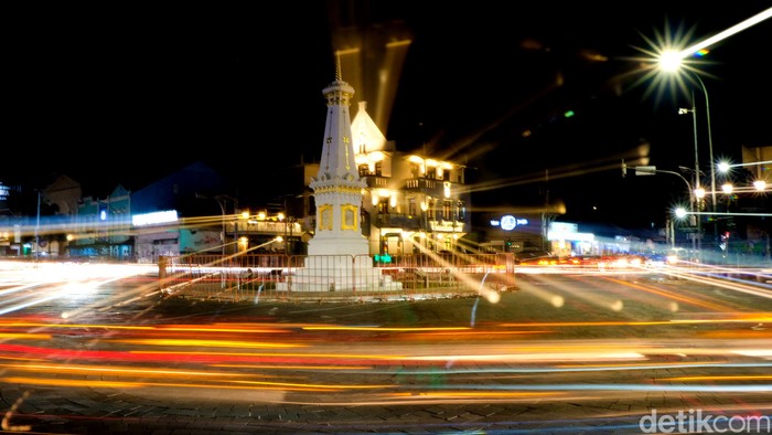 Tugu Jogja menjadi salah satu spot favorit pegiat fotografi. Lampu-lampu jalanan hingga kendaraan bisa menjadi kanvas untuk melukis cahaya di Tugu Jogja.