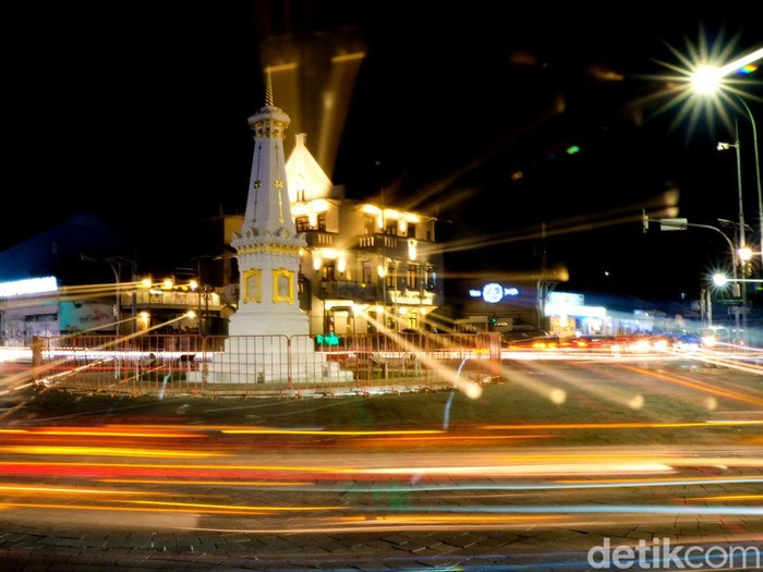 Tugu Jogja menjadi salah satu spot favorit pegiat fotografi. Lampu-lampu jalanan hingga kendaraan bisa menjadi kanvas untuk melukis cahaya di Tugu Jogja.