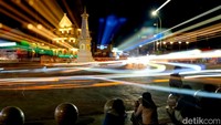 Supaya hasil foto optimal, Anda bisa bermain cahaya dengan diafragma kecil untuk menghasilkan semburat cahaya lampu dan memakai kecepatan rana yang rendah agar cahaya kendaraan terekam bagaikan garis.