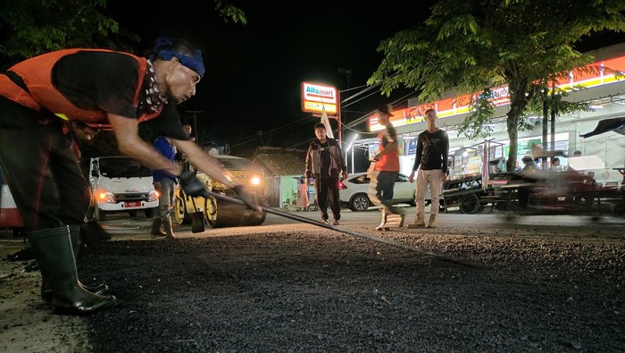 Petugas menambal ruas jalan Ahmad Yani di Rangkasbitung jelang mudik Lebaran. (Foto: Fathul Rizkoh/detikcom)