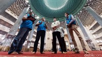 General Manager PLN Unit Distribusi Jakarta Raya Doddy B Pangaribuan bersama petugas PLN melakukan pemeriksaan instalasi listrik di kawasan Masjid Istiqlal, Jakarta Pusat, Selasa (26/4).