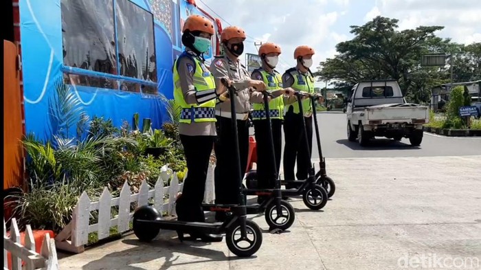 Polisi berskuter di Tasikmalaya.