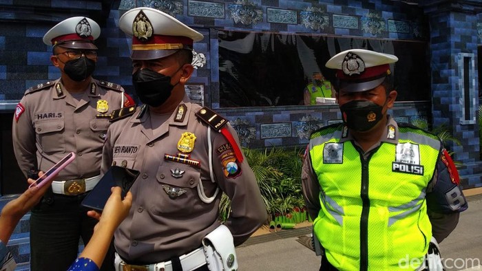 Pemkot Malang merespons persoalan jalan berlubang menjelang Lebaran 2022. Langkah yang dilakukan adalah menutup lubang jalan dengan sistem tambal sulam.