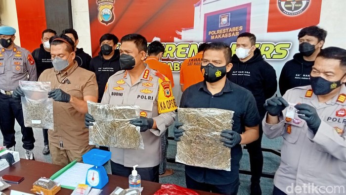 Polisi menangkap dua pengedar narkoba di Makassar yang diduga mengambil barang dari pemasok yang sudah lama menjadi buronan polisi.