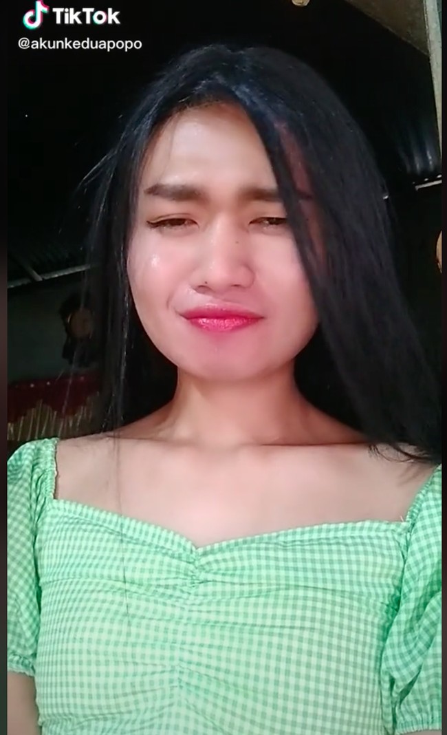 Tiktokers Popo Barbie dikenal karena gayanya yang nyentrik. Terlahir sebagai seorang pria, namun Popo gemar berdandan seperti layaknya seorang wanita. Penampilannya pun semakin lama semakin menyerupai wanita asli. Foto: TikTok/@popobarbiegirl