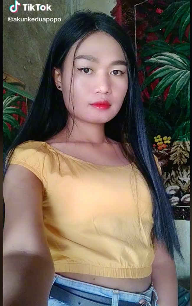 Baru-baru ini Popo Barbie kembali menjadi sorotan karena aksinya yang berhasil membuat publik menjadi geram. Pasalnya Popo sudah berani menyamar dan masuk ke kamar mandi perempuan. Hal itu terlihat dari salah satu unggahan Popo di Instagram. Foto: TikTok/@popobarbiegirl