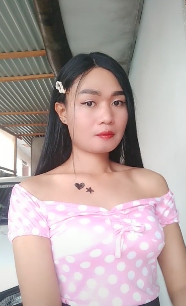 Karena aksi menyamar Popo masuk ke toilet wanita, Popo pun banjir kecaman netizen. Tiktokers yang viral karena jogetnya yang seperti orang tersengat listrik dan beragam konten-konten hiburan dengan penampilannya yang seperti wanita itu dinilai telah melewati batas. Foto: TikTok/@popobarbiegirl