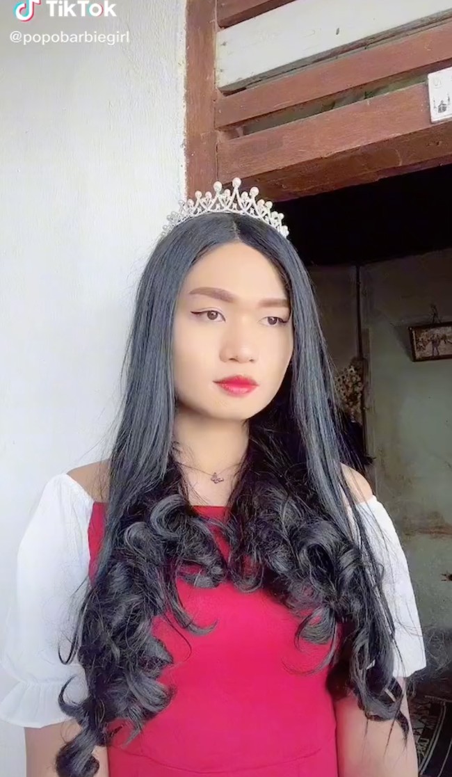 Hingga saat ini Popo sudah memiliki lebih dari 1,4 juta pengikut di akun TikToknya. Jika dibandingkan dengan penampilannya terdahulu, penampilan Popo pun sudah terlihat semakin glow up. Foto: TikTok/@popobarbiegirl