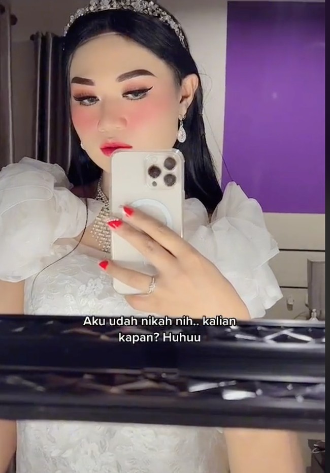 Jika sebelumnya Popo lebih sering tampil dengan rambut plontos, maka kini dirinya terlihat memiliki penampilan baru dengan rambut hitam panjang. Wajah Popo Barbie pun tampak semakin glowing. Foto: TikTok/@popobarbiegirl