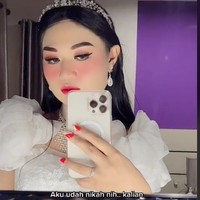 Jika sebelumnya Popo lebih sering tampil dengan rambut plontos, maka kini dirinya terlihat memiliki penampilan baru dengan rambut hitam panjang. Wajah Popo Barbie pun tampak semakin glowing. Foto: TikTok/@popobarbiegirl