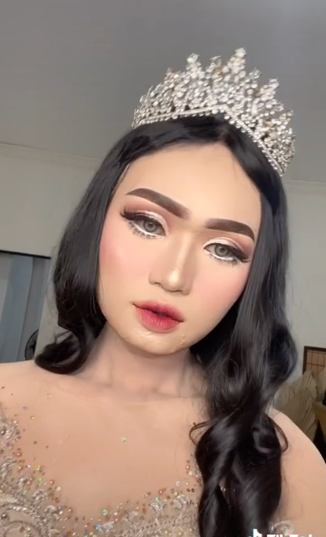 Karena aksinya yang nekat menyamar masuk ke toilet wanita, Popo Barbie sampai diancam netizen akan dilaporkan ke komnas perempuan. Pasalnya aksinya itu membuat netizen mengaku jadi takut pergi ke toilet umum karena merasa tidak aman. Foto: TikTok/@popobarbiegirl