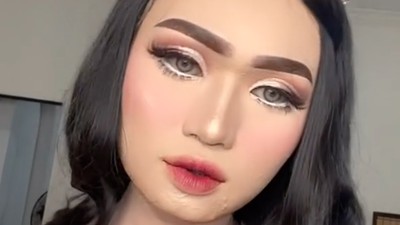 7 Foto Tiktokers Popo Barbie yang Kontroversial Nyamar Masuk Toilet Wanita