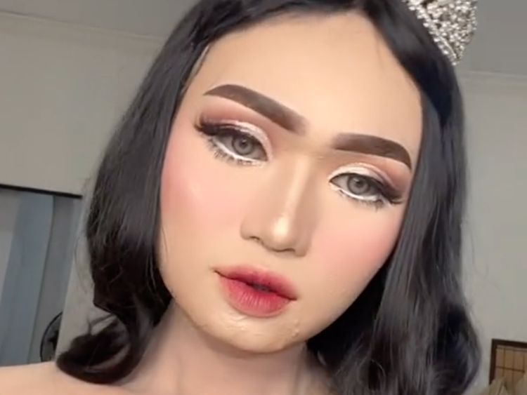 7 Foto Tiktokers Popo Barbie yang Kontroversial Nyamar Masuk Toilet Wanita