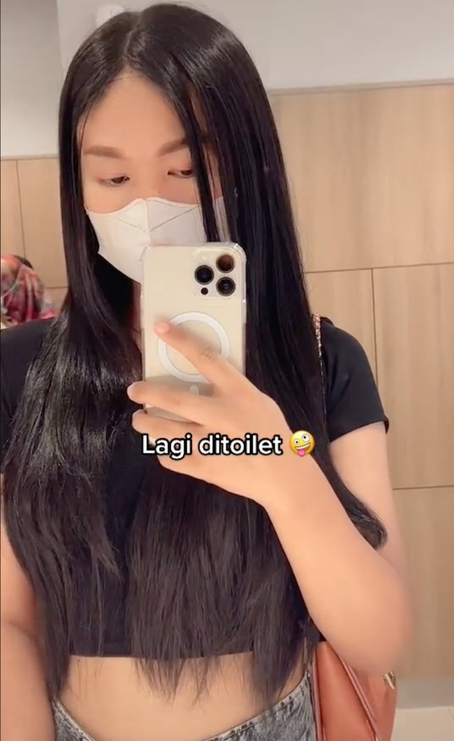 Dalam unggahannya itu Popo tampak mengenakan rambut palsu panjang berwarna hitam dan pakaian seperti layaknya wanita. Dengan masker penutup wajah, penampilan Popo itu memang menyerupai wanita asli.  Foto: TikTok/@popobarbiegirl