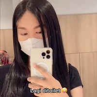 Dalam unggahannya itu Popo tampak mengenakan rambut palsu panjang berwarna hitam dan pakaian seperti layaknya wanita. Dengan masker penutup wajah, penampilan Popo itu memang menyerupai wanita asli.  Foto: TikTok/@popobarbiegirl