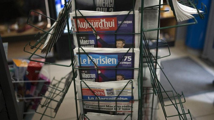 Potret Kemengan Macron dalam Bingkai Surat Kabar di Prancis Newspapers headlining with French President Emmanuel Macron's victory in the presidential election are pictured in Hendaye, southwestern France, Monday, April 25, 2022. After winning another five years in the French presidential palace, Emmanuel Macron intends to go back to work straightaway on domestic and foreign policy, but he will soon face crucial parliamentary elections where he may struggle to keep his majority. (AP Photo/Bob Edme)