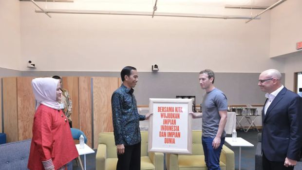 Presiden Joko Widodo (Jokowi) melakukan perjumpaan dengan pendiri sekaligus direktur utama Facebook, Mark Zuckerberg, dengan para eksekutif perusahaan itu, pada sela-sela kunjungannya ke Silicon Valley, AS, Rabu (17/2) siang. (Dok: Biro Pers Sekretariat Presiden)