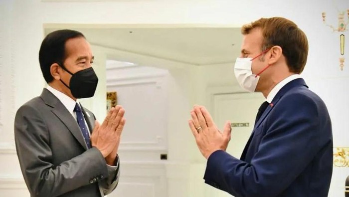 Presiden Joko Widodo (Jokowi) memberikan ucapan selamat kepada Macron