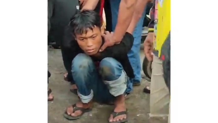 Pria di Bone diamankan warga lantaran meneror pengendara saat melintas di Jalan Ahmad Yani, Bone (Dok. Istimewa)