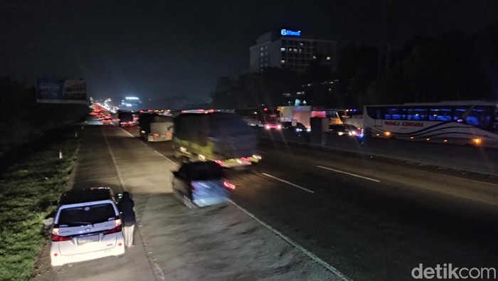 Puncak mudik lebaran 2022 diprediksi akan terjadi pada tanggal 28-30 April 2022. Namun, situasi lalu lintas di Tol Cikampek saat ini sudah terpantau padat. (Wildan N/detikcom)
