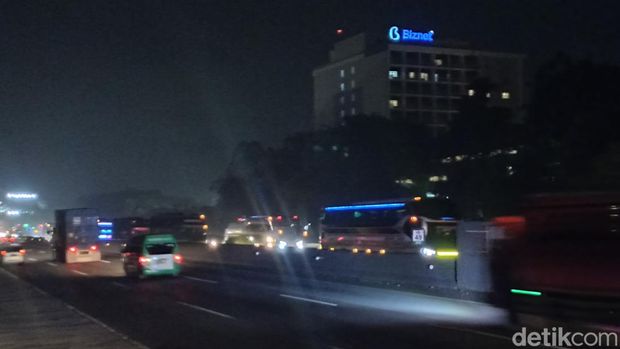 Puncak mudik lebaran 2022 diprediksi akan terjadi pada tanggal 28-30 April 2022. Namun, situasi lalu lintas di Tol Cikampek saat ini sudah terpantau padat. (Wildan N/detikcom)