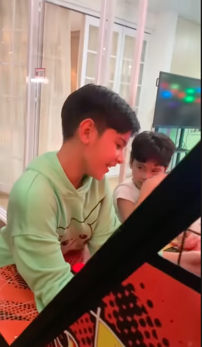 Ketika bertemu, keduanya tampak bermain bersama. Seperti yang terlihat di dalam foto, Rafathar dan King Faaz tampak asik bermain basket bersama. Foto: YouTube/Rans Entertainment