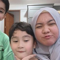 Sama-sama ganteng, paras Rafathar disebut seperti cowok-cowok versi Korea, sedangkan King Faaz versi Arab. 2 cowok ganteng versi Korea dan versi Arab, komentar salah seorang netizen. Foto: Instagram