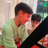 Ketika bertemu, keduanya tampak bermain bersama. Seperti yang terlihat di dalam foto, Rafathar dan King Faaz tampak asik bermain basket bersama. Foto: YouTube/Rans Entertainment