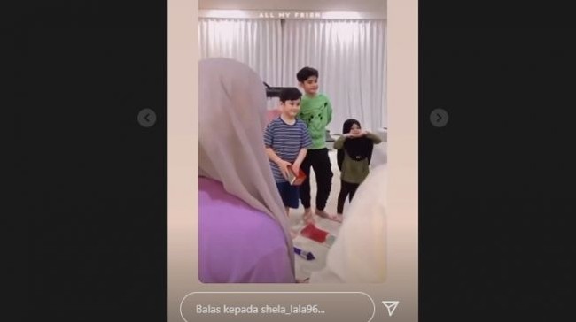 Penampilan Rafathar dan King Faaz memang selalu berhasil mencuri atensi netizen. Walaupun masih kecil, namun tak sedikit yang berhasl dibuuat terpana melihat ketampanan keduanya. Foto: Instagram