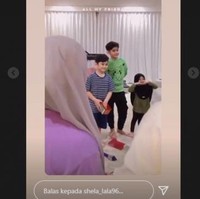 Penampilan Rafathar dan King Faaz memang selalu berhasil mencuri atensi netizen. Walaupun masih kecil, namun tak sedikit yang berhasl dibuuat terpana melihat ketampanan keduanya. Foto: Instagram