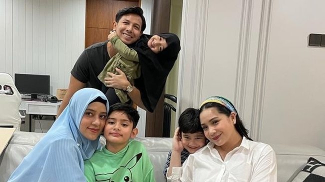 Momen kebersamaan Rafathar dan King Faaz itu pun diunggah ke media sosial dan langsung dibanjiri beragam komentar netizen. Tak sedikit yang menjuluki keduanya sebagai 2 cogan (cowok ganteng) Indonesia. Foto: Instagram