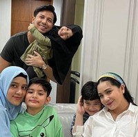 Momen kebersamaan Rafathar dan King Faaz itu pun diunggah ke media sosial dan langsung dibanjiri beragam komentar netizen. Tak sedikit yang menjuluki keduanya sebagai 2 cogan (cowok ganteng) Indonesia. Foto: Instagram