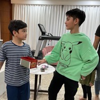 Rafathar Malik Ahmad dan King Faaz memang dikenal memiliki wajah yang tampan. Penampilan keduanya pun seringkali mencuri atensi dan selalu banjir pujian dari netizen. Beberapa waktu lalu Rafathar dan King Faaz tampak bertemu dan bermain bersama. Foto: Instagram